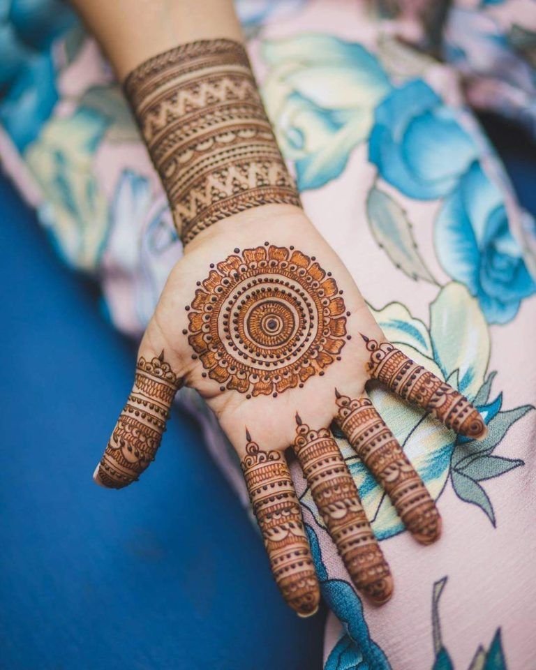simple royal front hand mehndi design