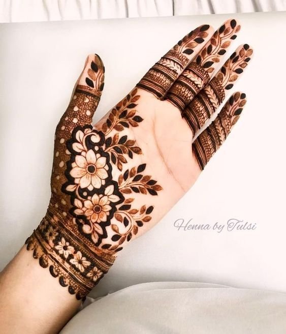 simple royal front hand mehndi design