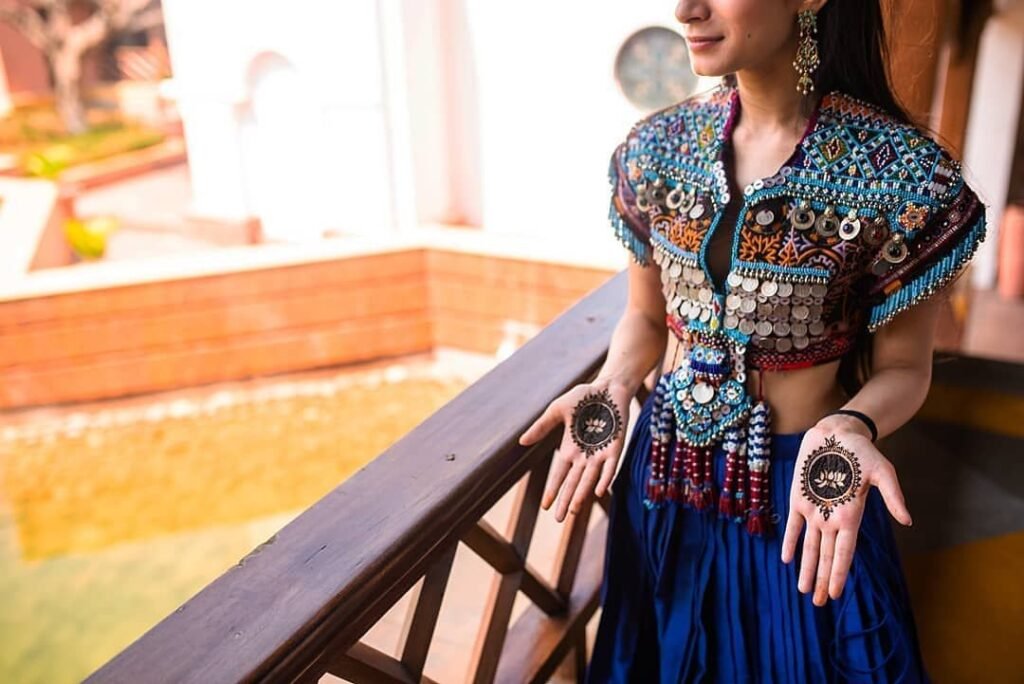 simple royal front hand mehndi design