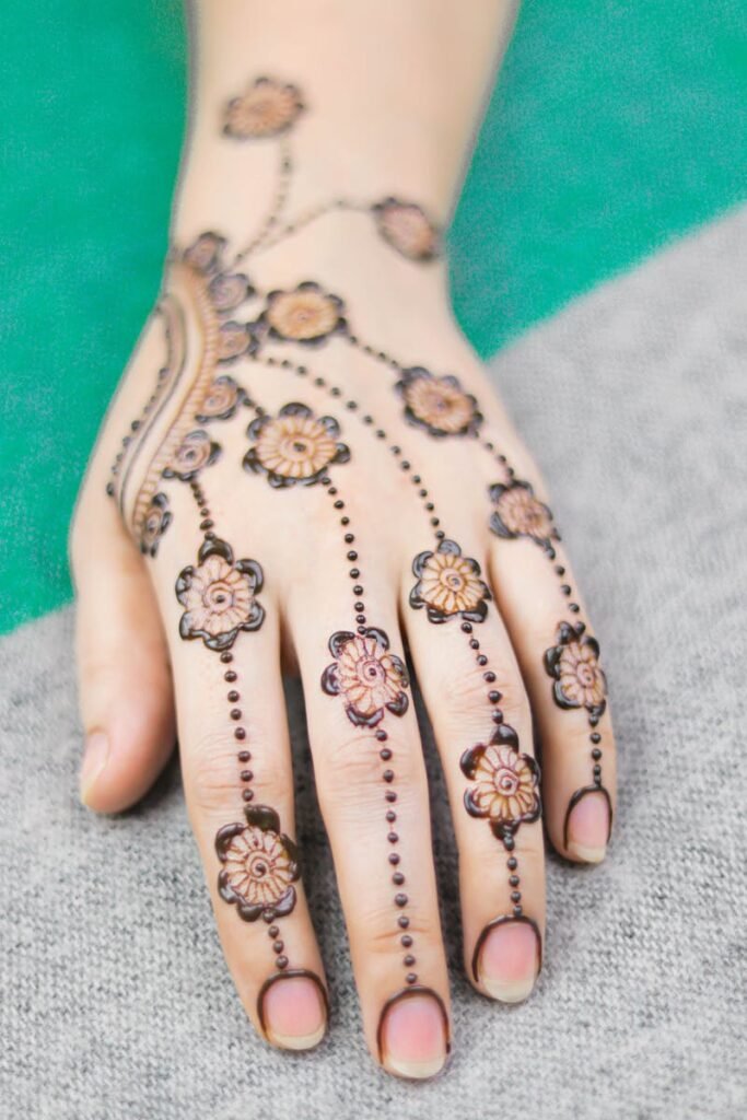 simple mehndi design photo