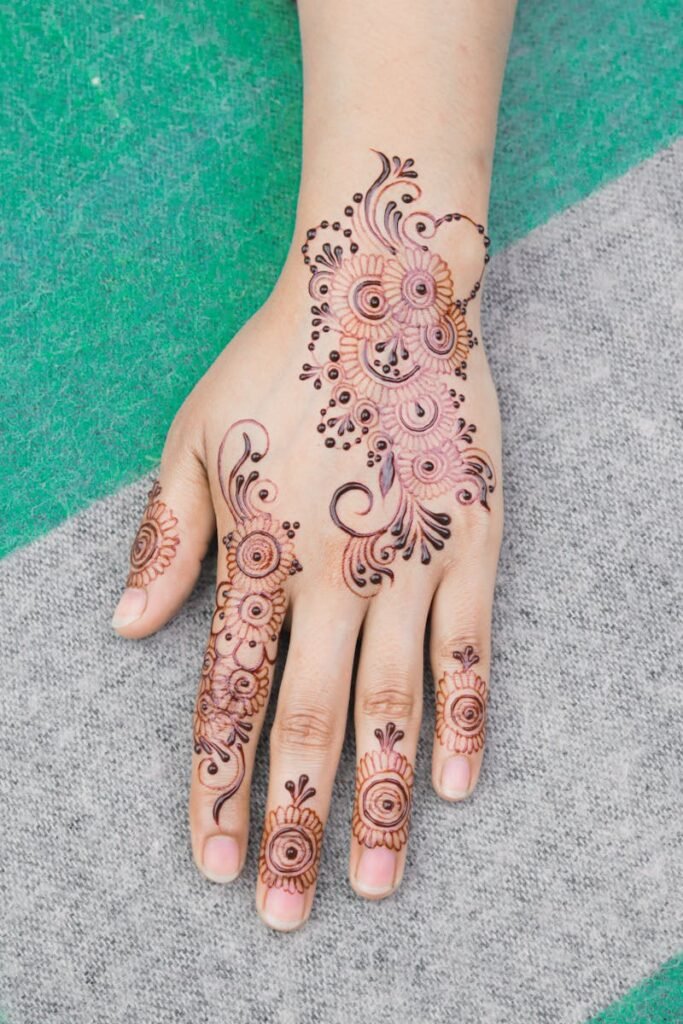 simple mehndi design photo