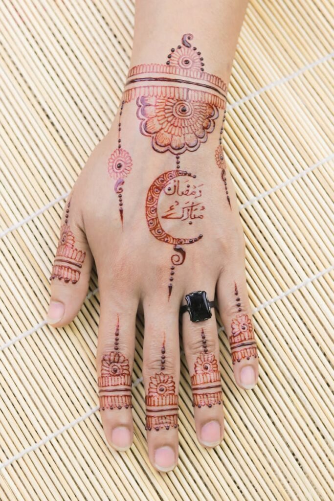 simple mehndi design photo