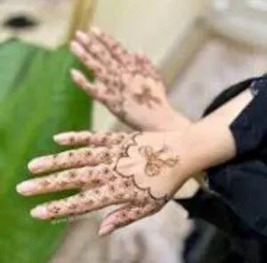 Minimal Mehndi Design idea