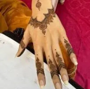 Minimal Mehndi Design idea