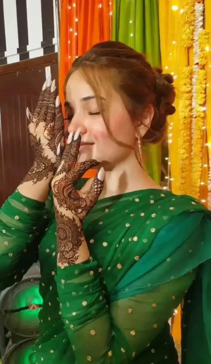 Rabeeca Khan Mehndi Design idea