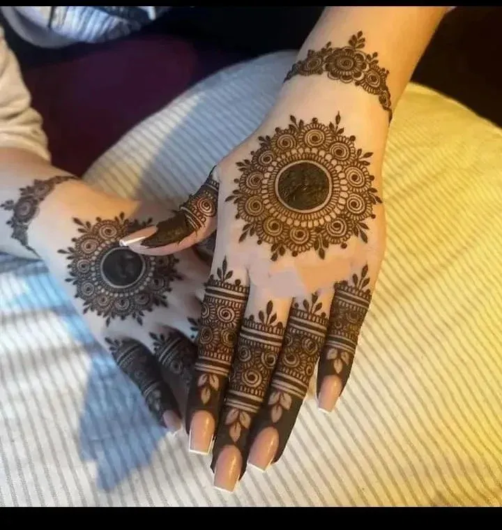 Upper Hand Mehndi Design idea