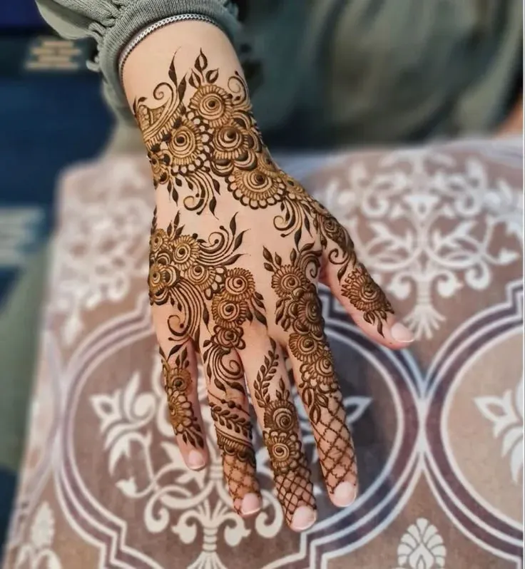 Easy and Beautiful Mehndi Design idea