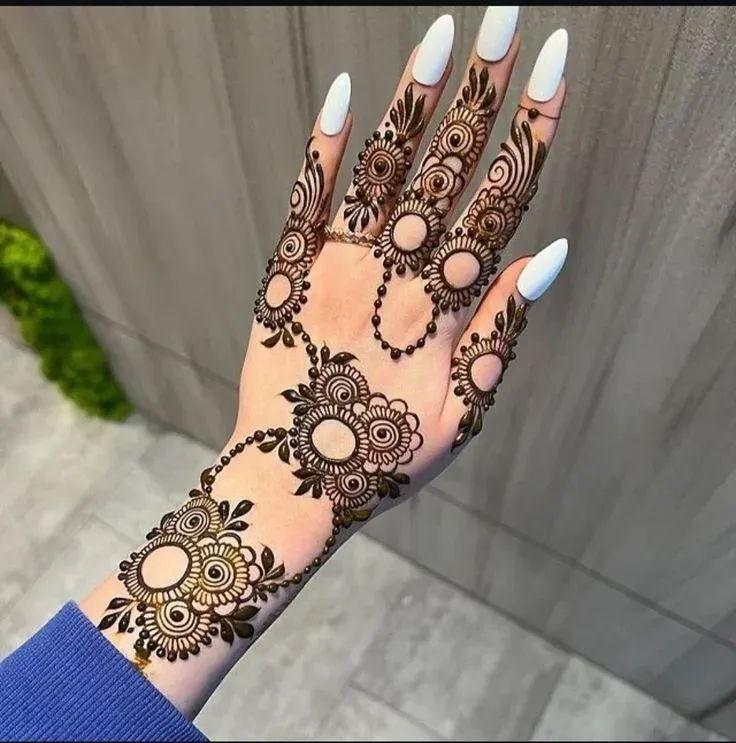 Easy and Beautiful Mehndi Design idea