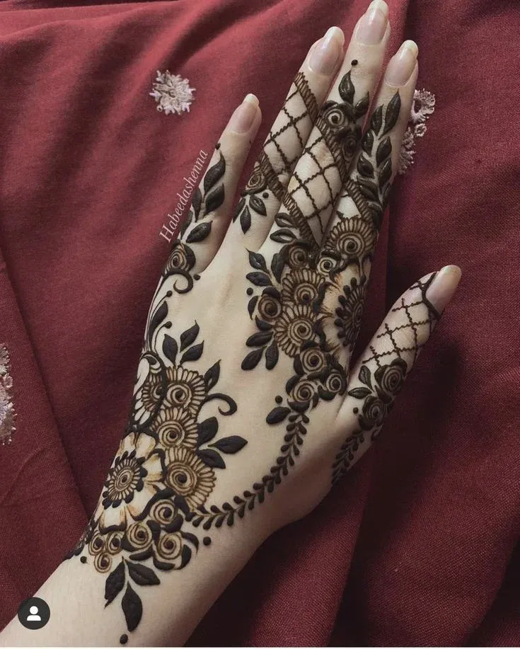 Easy and Beautiful Mehndi Design idea