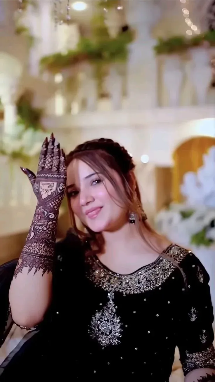 Rabeeca Khan Mehndi Design idea