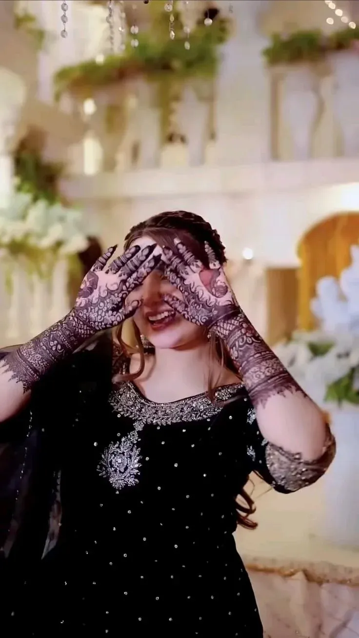 Rabeeca Khan Mehndi Design idea