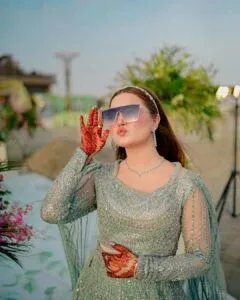 Rabeeca Khan Mehndi Design idea