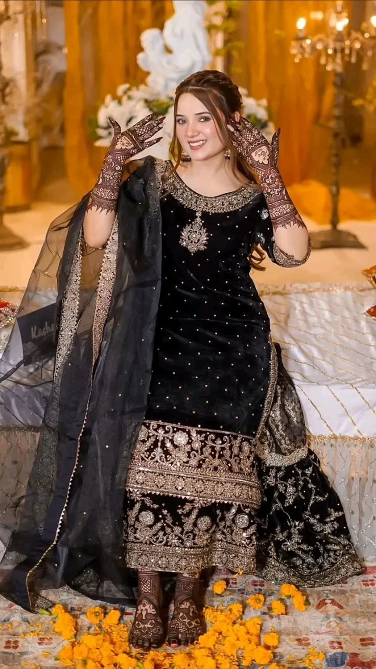 Rabeeca Khan Mehndi Design idea