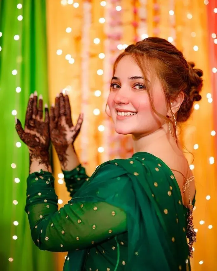 Rabeeca Khan Mehndi Design idea