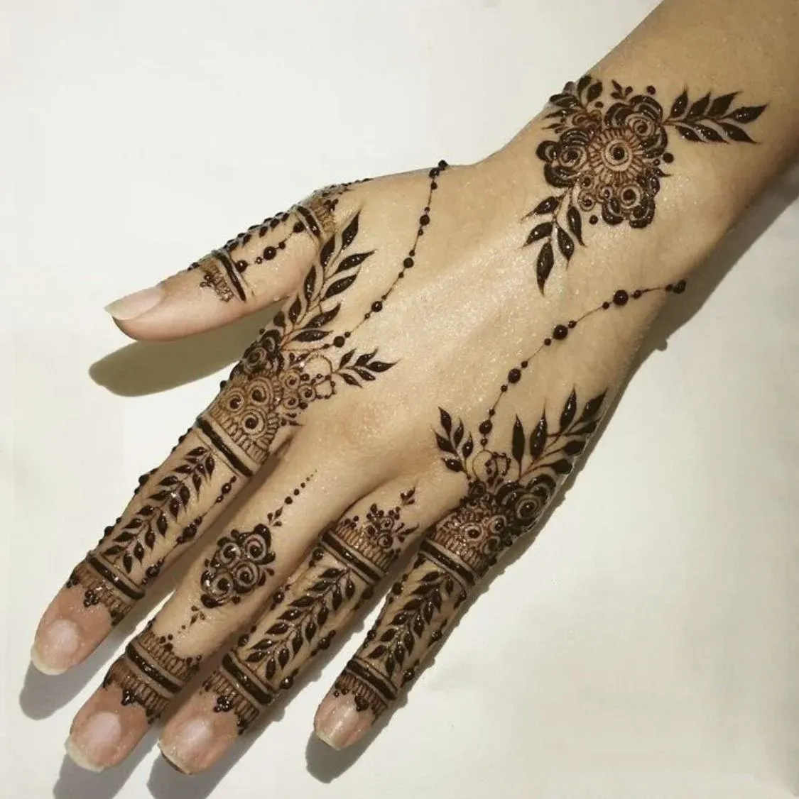 Easy and Beautiful Mehndi Design idea