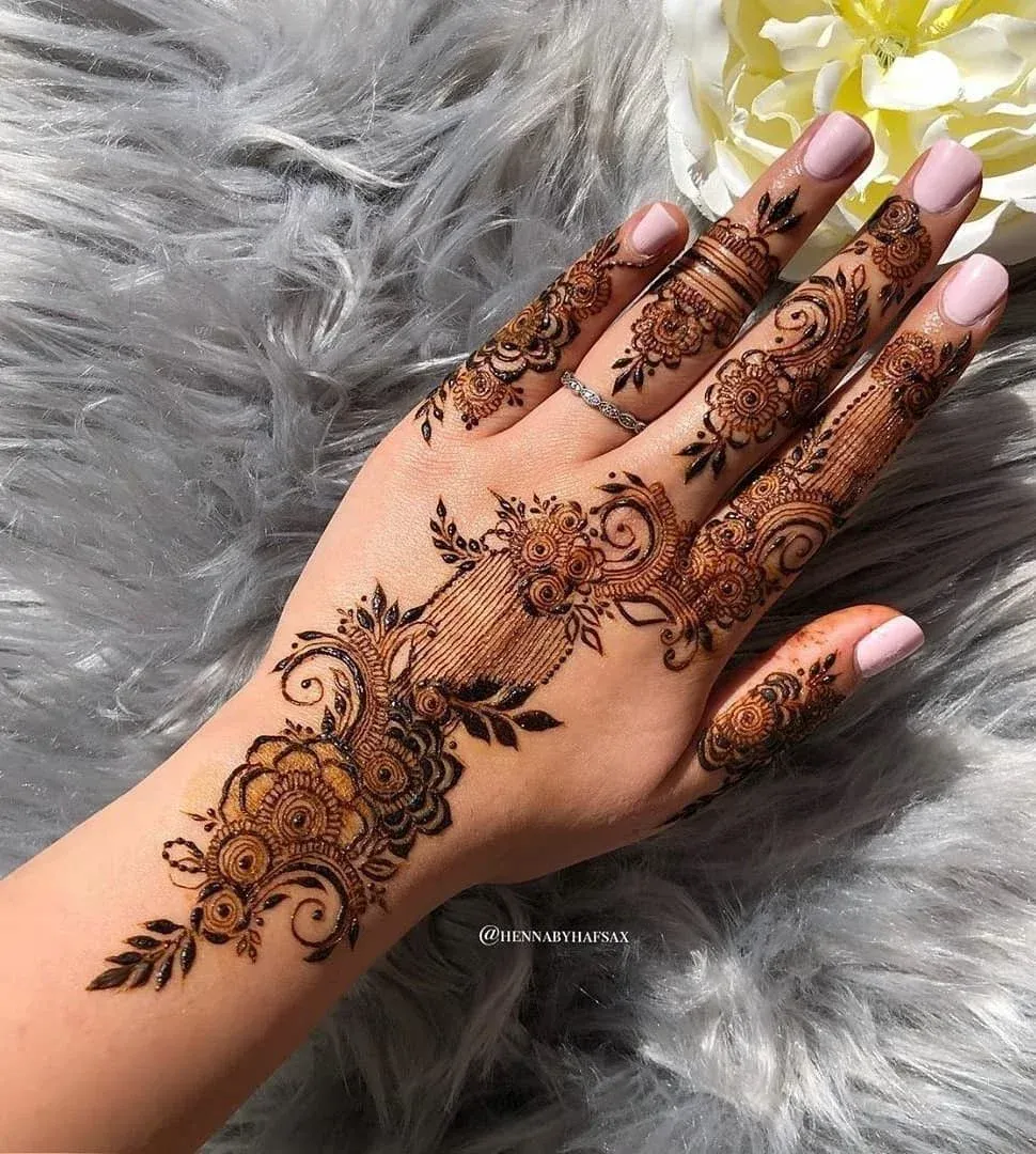 Easy and Beautiful Mehndi Design idea