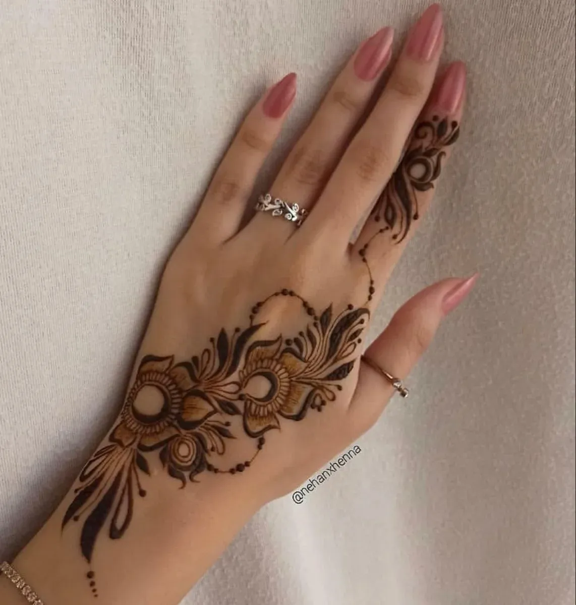 Easy and Beautiful Mehndi Design idea