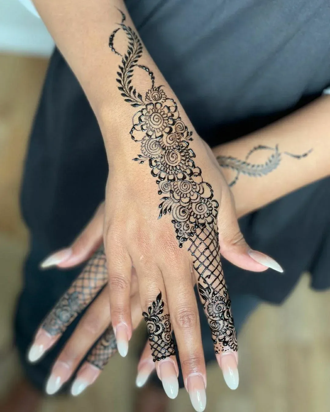 Easy and Beautiful Mehndi Design idea