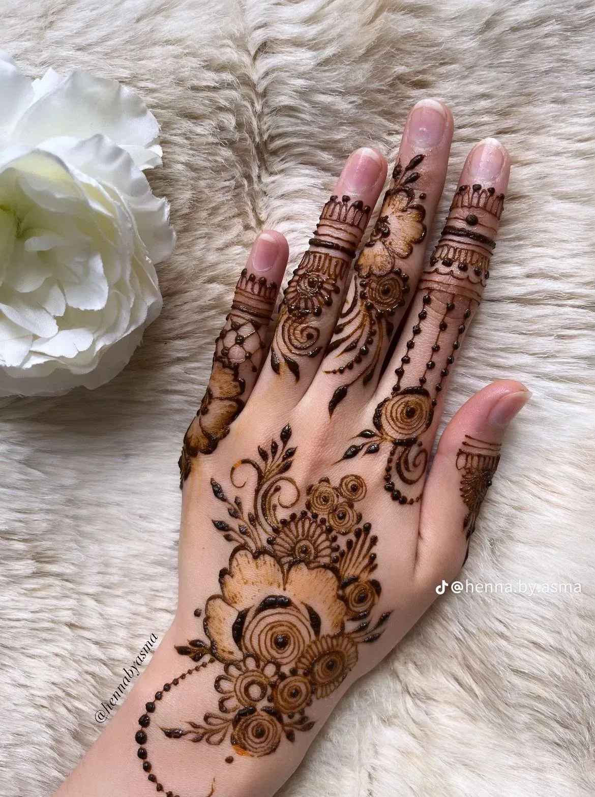 Easy and Beautiful Mehndi Design idea