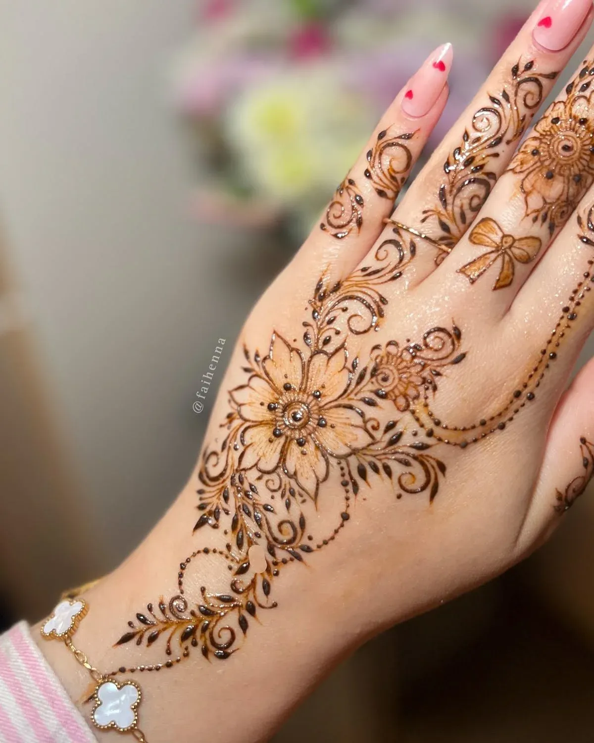 Easy and Beautiful Mehndi Design idea