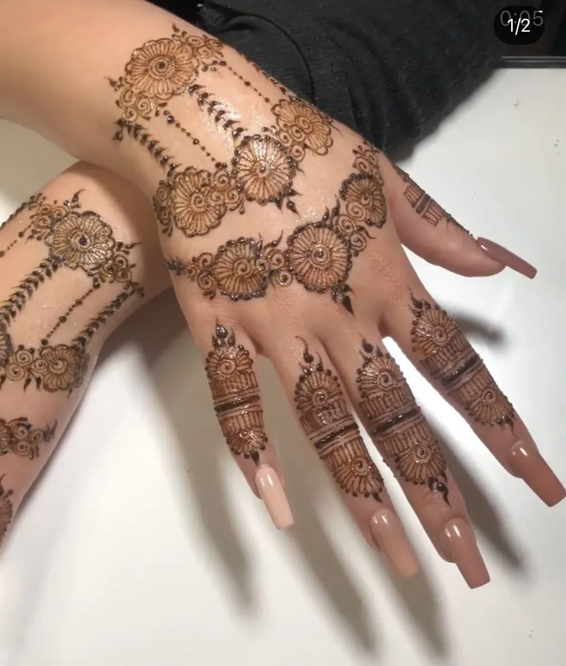 Easy and Beautiful Mehndi Design idea