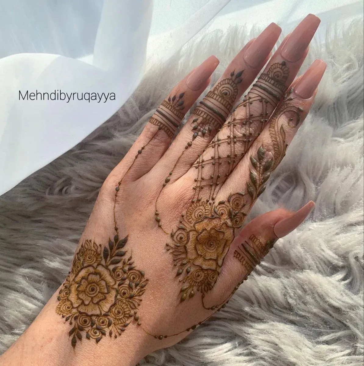 Easy and Beautiful Mehndi Design idea