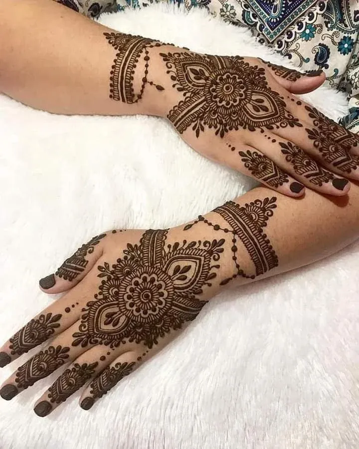 Easy and Beautiful Mehndi Design idea