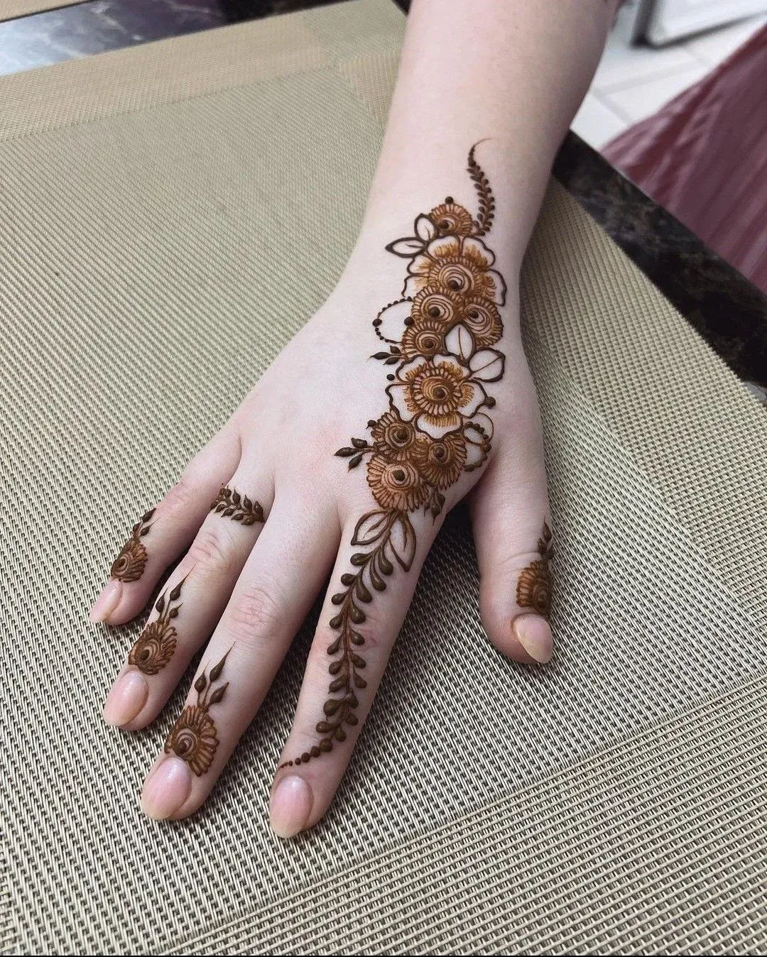 Upper Hand Mehndi Design idea