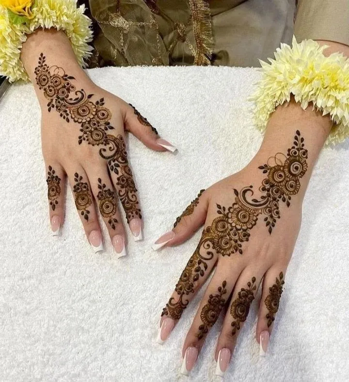 Upper Hand Mehndi Design idea