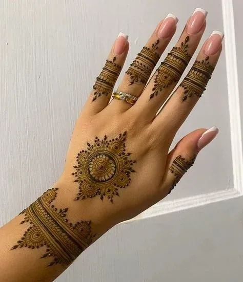 Upper Hand Mehndi Design idea