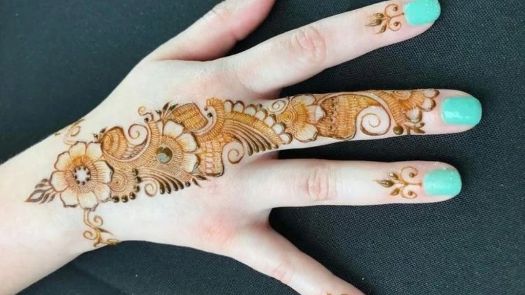Karwa Chauth Special Mehndi Design: करवा चौथ के लिए खास ये 8+ मेहँदी डिज़ाइन लगा के अपने दिन को बनाये और खास। - darkmehandi - image 4