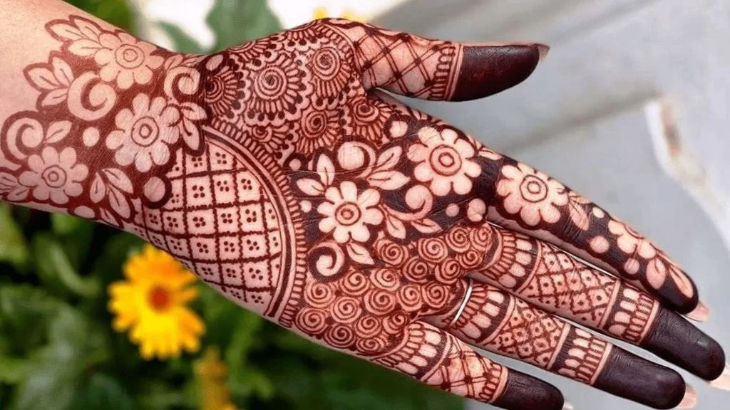 Karwa Chauth Special Mehndi Design: करवा चौथ के लिए खास ये 8+ मेहँदी डिज़ाइन लगा के अपने दिन को बनाये और खास। - darkmehandi - image 7