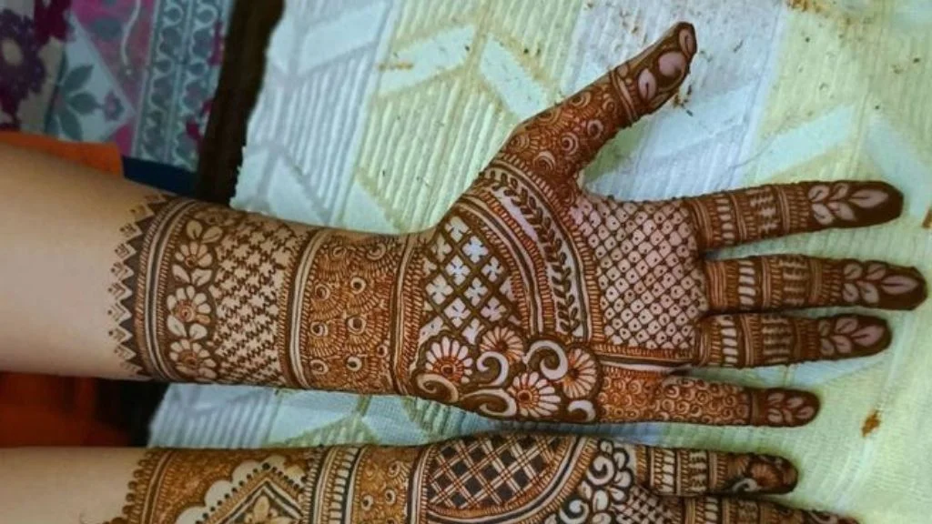 Karwa Chauth Special Mehndi Design: करवा चौथ के लिए खास ये 8+ मेहँदी डिज़ाइन लगा के अपने दिन को बनाये और खास। - darkmehandi - image 8