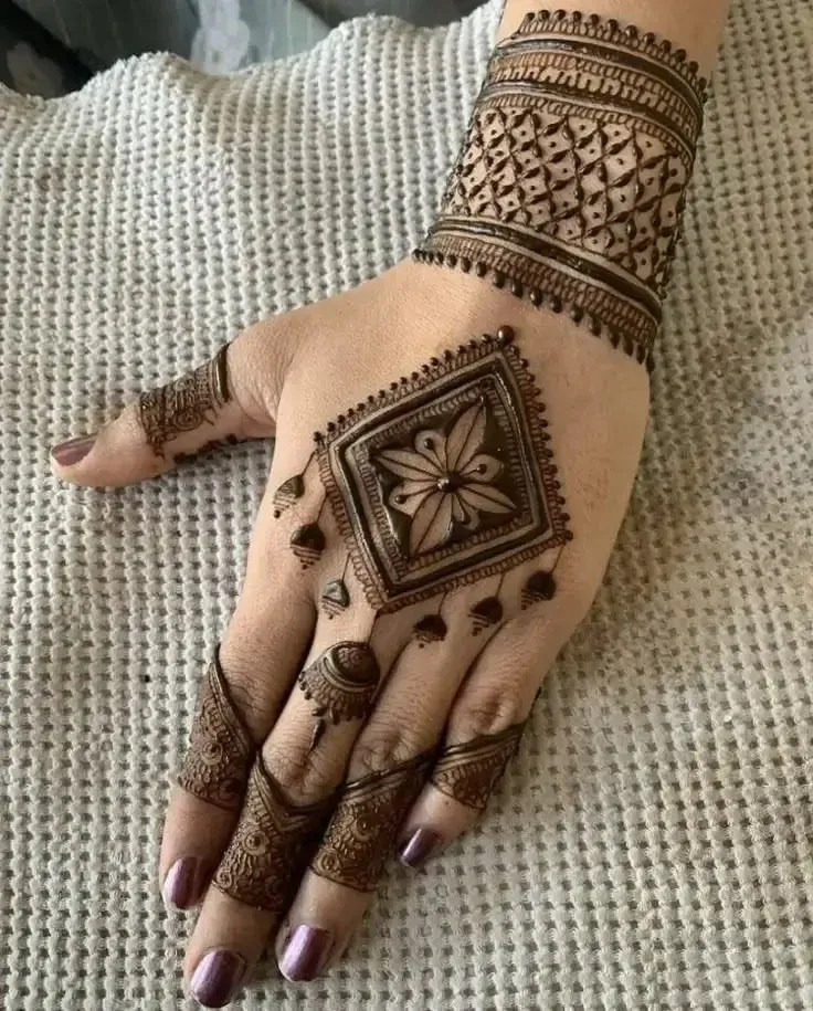 Back Hand Bharwa Mehndi Design idea