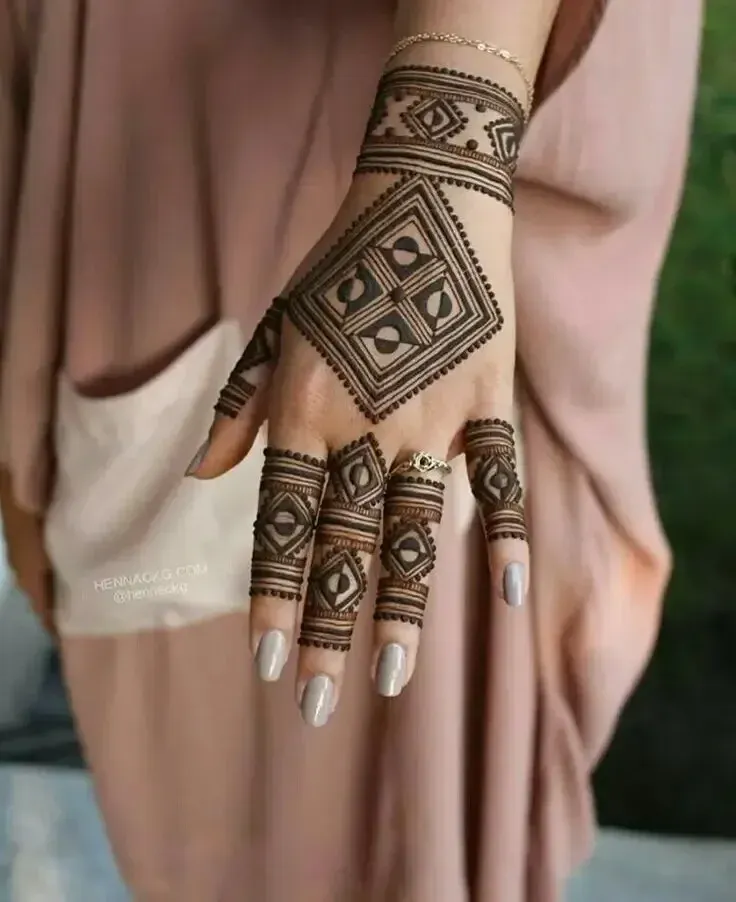 Back Hand Bharwa Mehndi Design idea