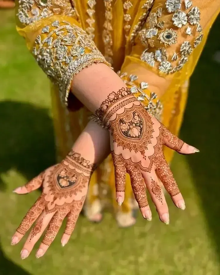 Back Hand Bharwa Mehndi Design idea